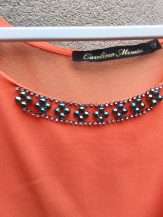 Camiseta naranja con volantes