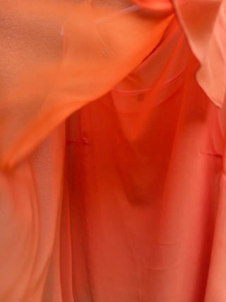 Camiseta naranja con volantes