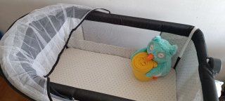 Cuna de bebé con mosquitera