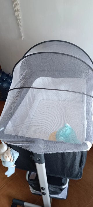 Cuna de bebé con mosquitera