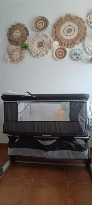 Cuna de bebé con mosquitera