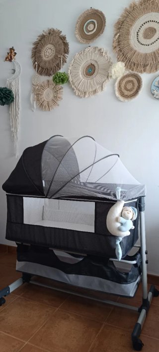 Cuna de bebé con mosquitera