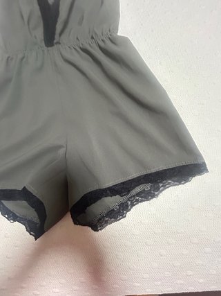 Mono corto con encaje