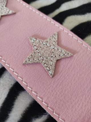 Correa Estrellada Rosa, 100% cuero guitarra o bajo