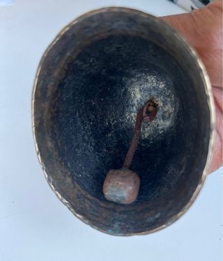 Campana antigua bronce figura Santiago