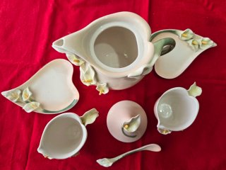 Juego de té de porcelana con flores