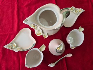 Juego de té de porcelana con flores