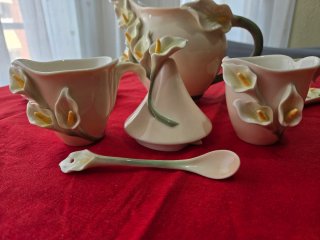 Juego de té de porcelana con flores