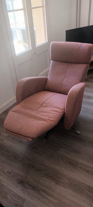 Butaca reclinable rosa con botones