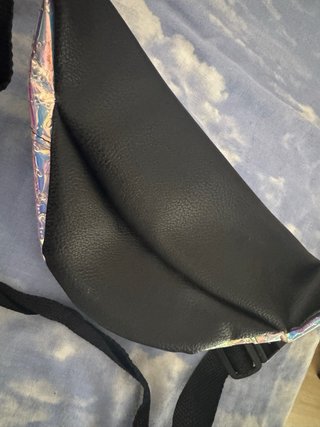 Riñonera holográfica con estampado