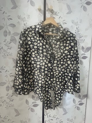 Blusa H&M floral negra