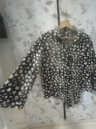 Blusa H&M floral negra