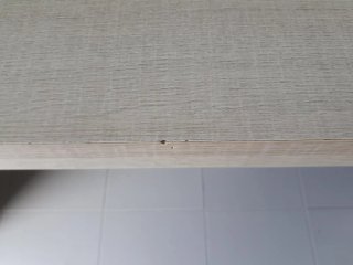Mesa de madera color beige