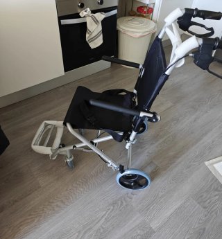 Silla de ruedas plegable y compacta