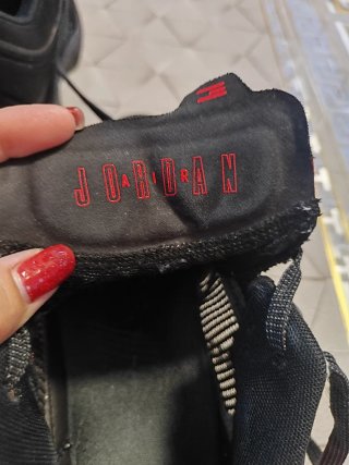 Zapatillas Jordan Negras y Rojas Talla 41