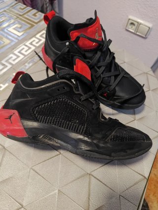 Zapatillas Jordan Negras y Rojas Talla 41