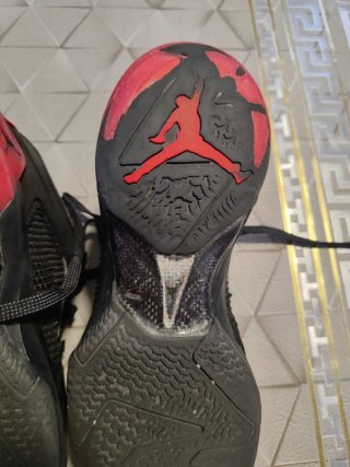 Zapatillas Jordan Negras y Rojas Talla 41