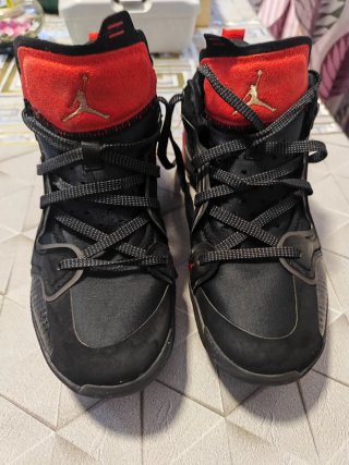 Zapatillas Jordan Negras y Rojas Talla 41