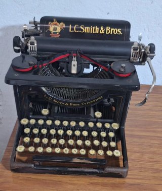 Máquina de escribir antigua L.C. Smith & Bros.