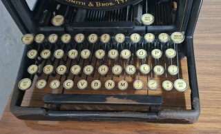 Máquina de escribir antigua L.C. Smith & Bros.
