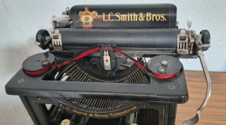 Máquina de escribir antigua L.C. Smith & Bros.