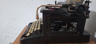 Máquina de escribir antigua L.C. Smith & Bros.