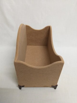 Caja de madera pongotodo con patas metalicas