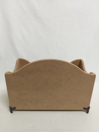 Caja de madera pongotodo con patas metalicas