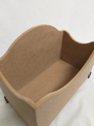 Caja de madera pongotodo con patas metalicas
