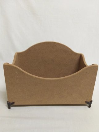 Caja de madera pongotodo con patas metalicas