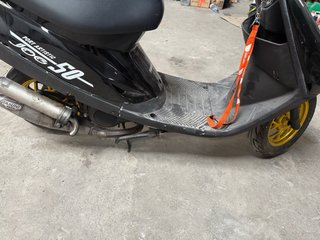 Yamaha Jog 50cc Scooter Negra y Dorada