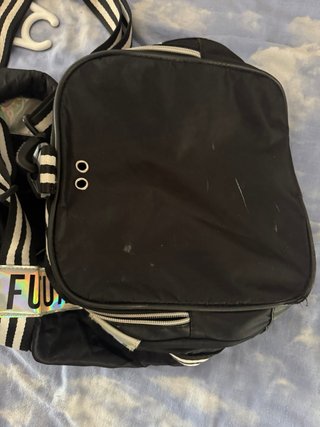 Bolso de deporte negro con banda holografica