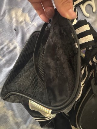 Bolso de deporte negro con banda holografica