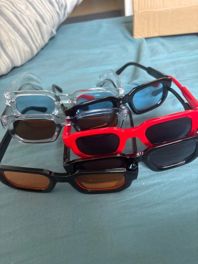 Gafas de sol rectangulares negras y rojas