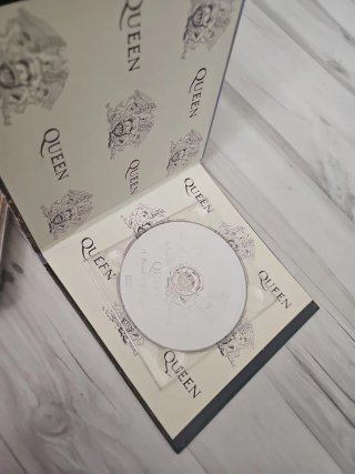 CD Libro Queen A Kind Of Magic