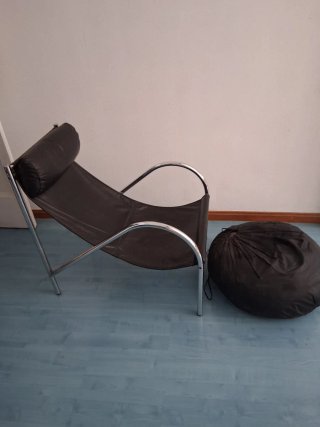 Silla Omega y Puff Reposapiés Negro.