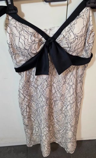 Vestido de ceremonia encaje beige y negro