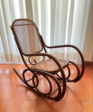 Sedia a dondolo in legno e rattan