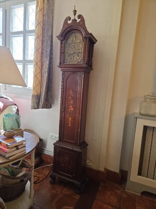 Reloj de pie antiguo de madera