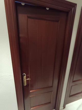 Lote de puertas de madera con y sin cristal
