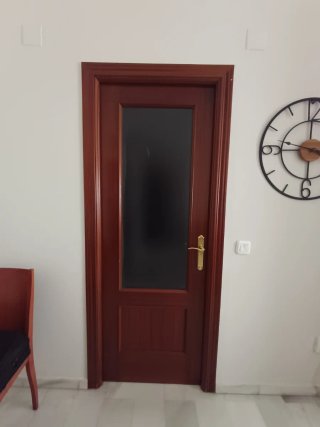 Lote de puertas de madera con y sin cristal