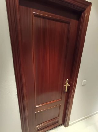 Lote de puertas de madera con y sin cristal