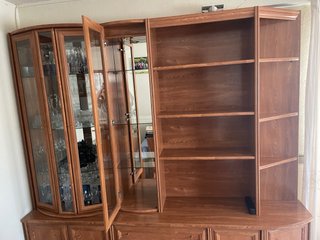 Mueble de salón madera con vitrinas