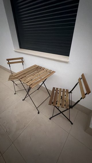 Mesa y 2 sillas de madera plegables