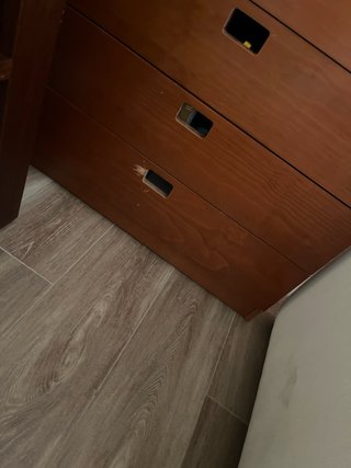 Mueble zapatero de madera marrón