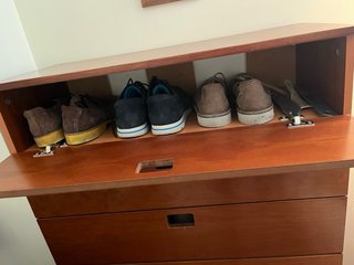 Mueble zapatero de madera marrón