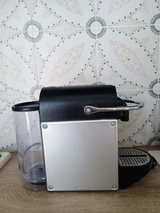 Cafetera Nespresso DeLonghi Pixie plata + soporte