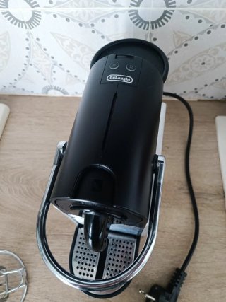 Cafetera Nespresso DeLonghi Pixie plata + soporte