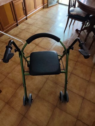 Andador con asiento y ruedas, marca mobiclinic