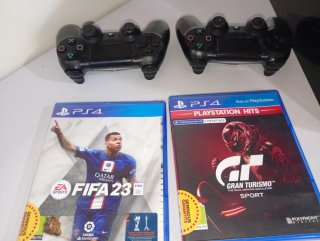 PS4 (PlayStation 4) Negra + 2 Juegos